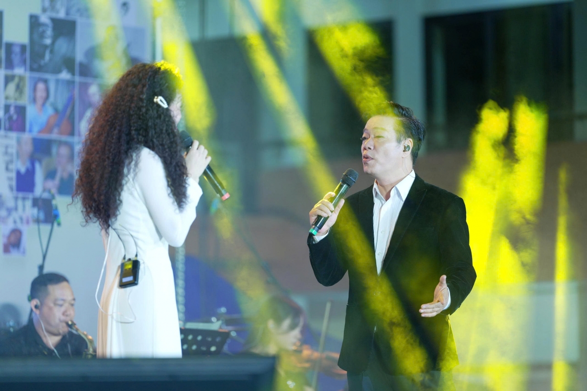 Ca sĩ thể hiện những ca khúc đưa khán giả vào không gian âm nhạc mang nhiều cung bậc cảm xúc khác nhau để cùng tưởng nhớ, tri ân cố nhạc sĩ Trịnh Công Sơn