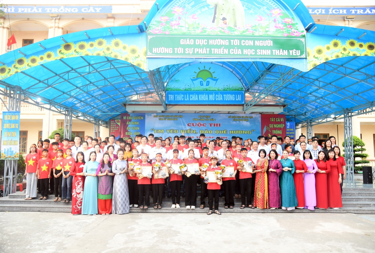 Các đại biểu chụp ảnh lưu niệm với các em học sinh đạt giải của cuộc thi Em yêu biển đảo quê hương