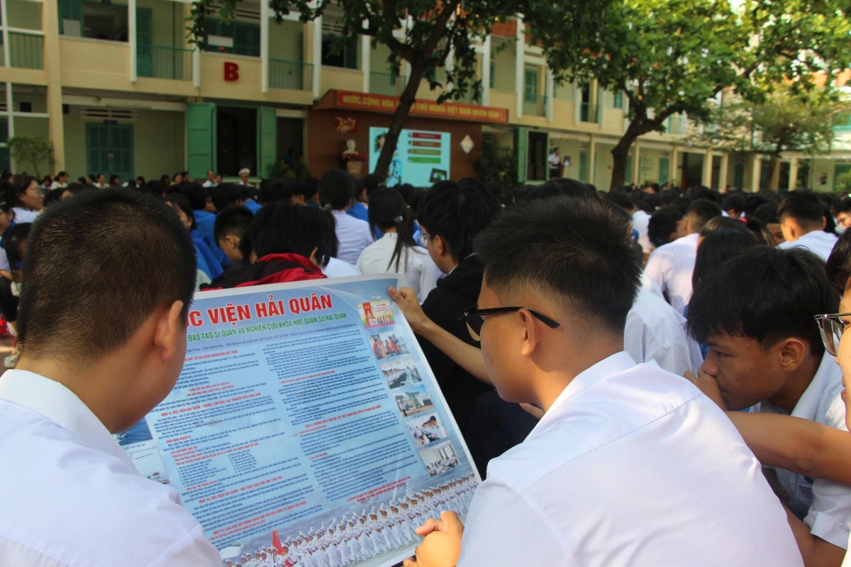 Các em học sinh đang tìm hiểu về trường Học viện Hải quân