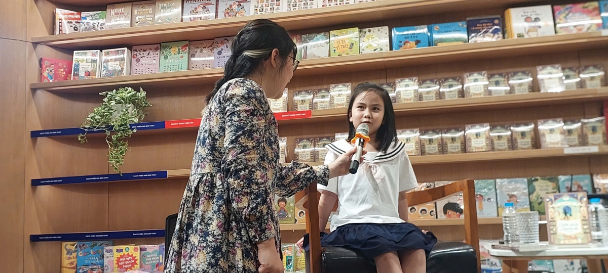 Các em nhỏ thích thú chia sẻ cảm xúc và những góc nhìn của bản thân qua những trang sách