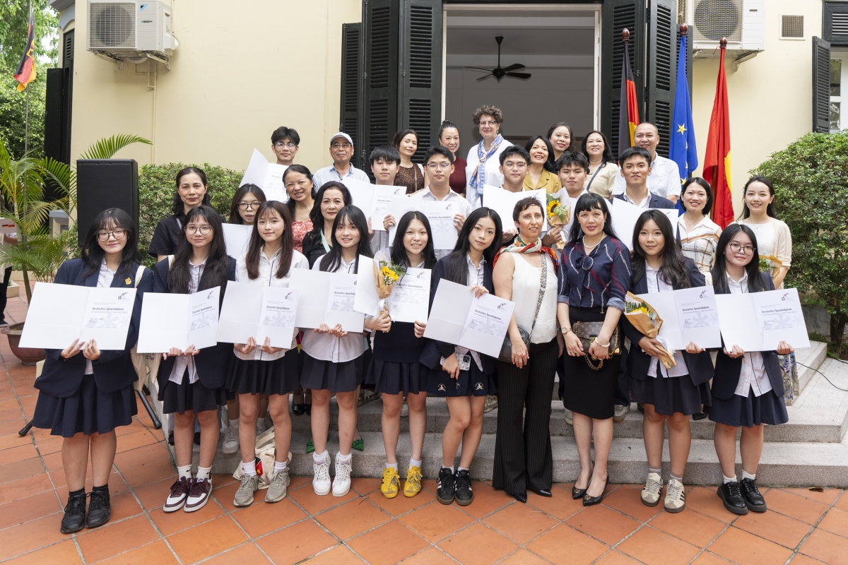 Các em học sinh vui mừng được nhận Văn bằng tiếng Đức ngày 21/4