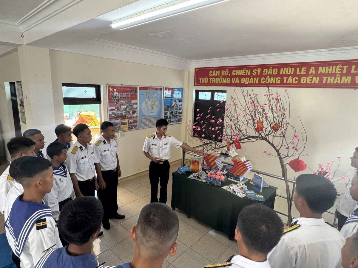 Cán bộ, chiến sĩ đảo Núi Le A giới thiệu cuốn sách hay, mô hình sách đẹp
