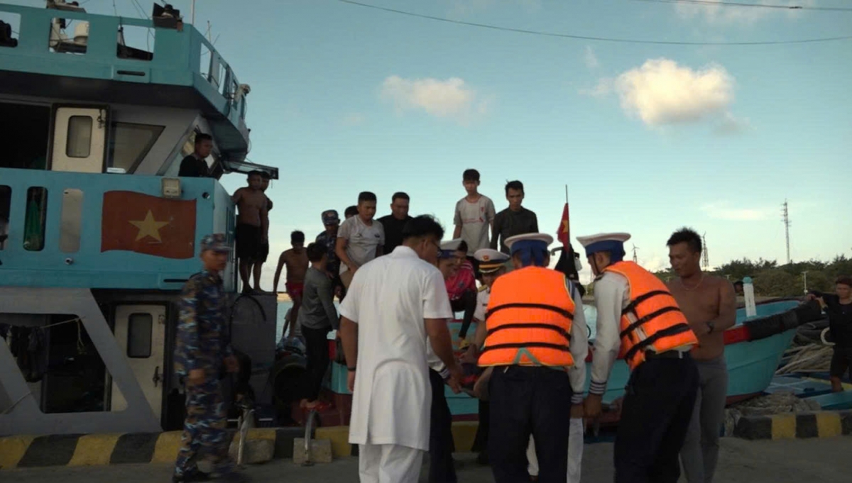 Ngư dân được đưa vào đảo Song Tử Tây để cấp cứu do tai nạn lao dộng