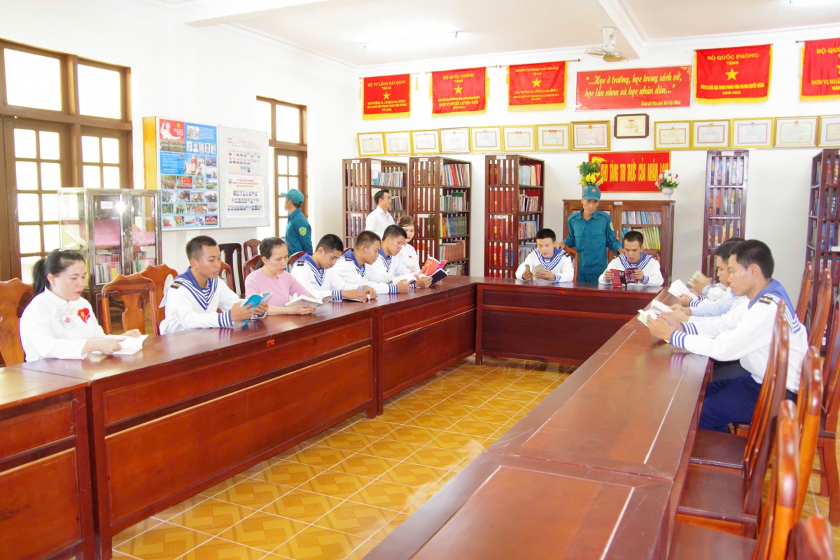 Cán bộ, chiến sĩ, nhân dân đảo Trường Sa- Đặc khu Trường Sa đọc sách vào ngày nghỉ