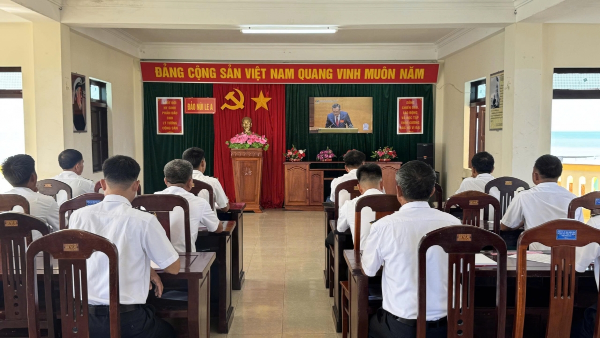 Cán bộ, đảng viên đảo Núi Le A tham gia quán triệt, học tập Nghị quyết