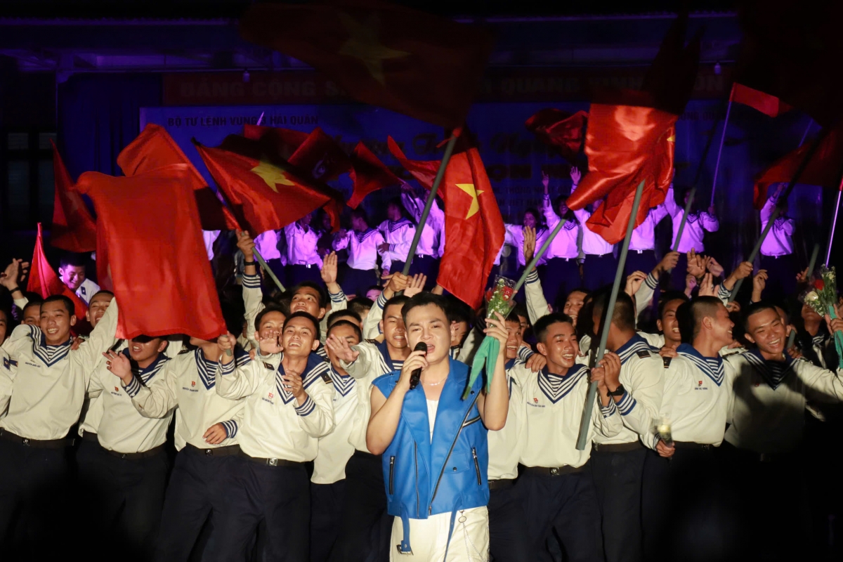 Chiến sĩ mới giao lưu cùng ca sĩ