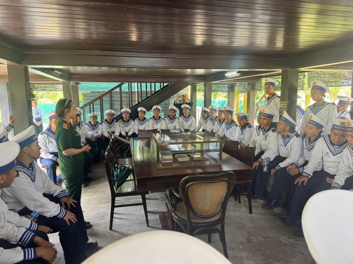 Chiến sĩ mới tham quan tại Bảo tàng Quân khu 5