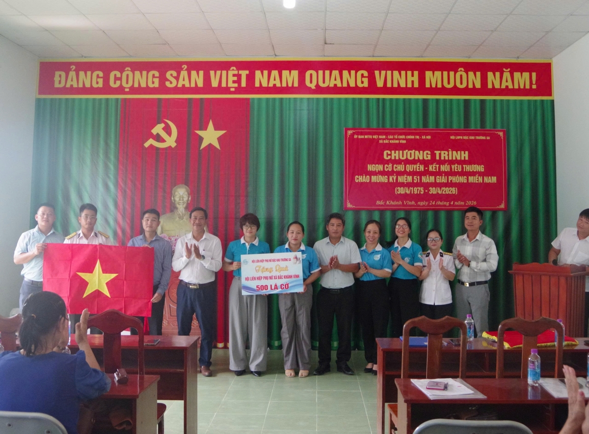 Chủ tịch Hội Liên hiệp Phụ nữ đặc khu Trường Sa trao tặng quà cho đại diện Hội Liên hiệp Phụ nữ xã Bắc Khánh Vĩnh