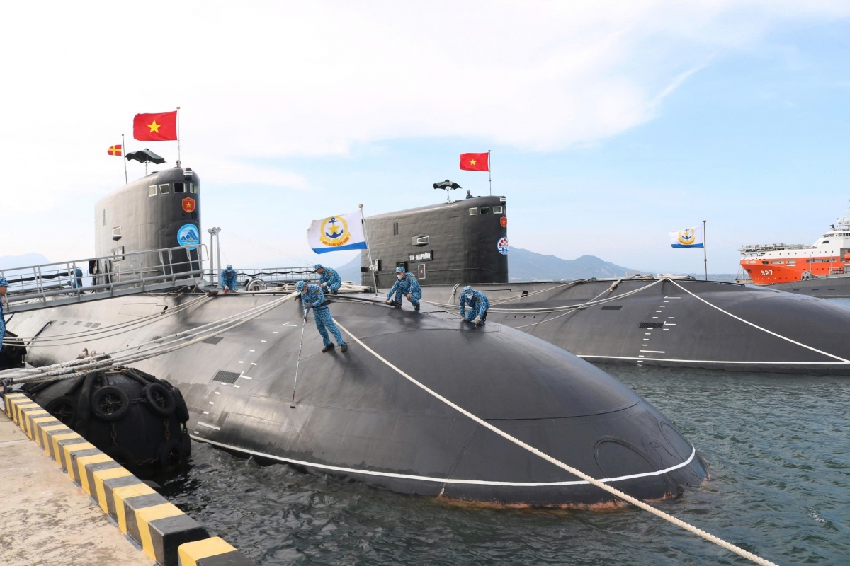 Cán bộ Lữ đoàn tàu ngầm 189 thực hiện nhiệm vụ bảo đảm an toàn cho tàu