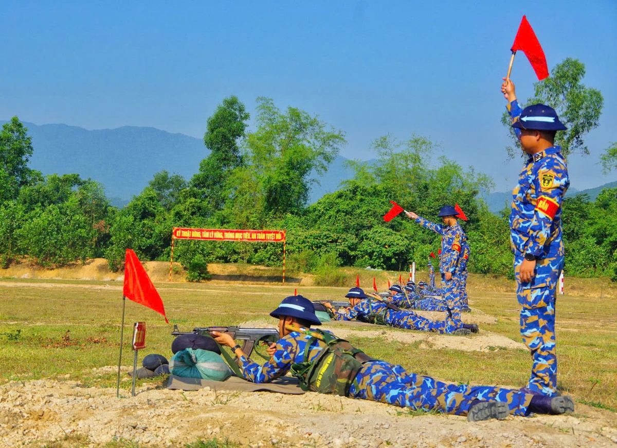 CSM thực hành bắn súng AK tư thế nằm bắn