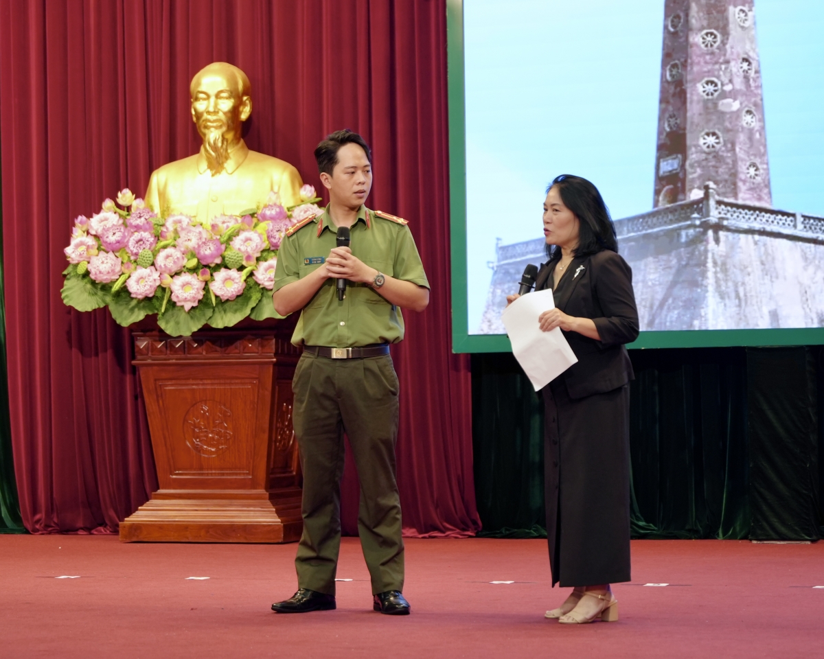 Nhà báo Tạ Bích Loan giao lưu, trao đổi các nội dung