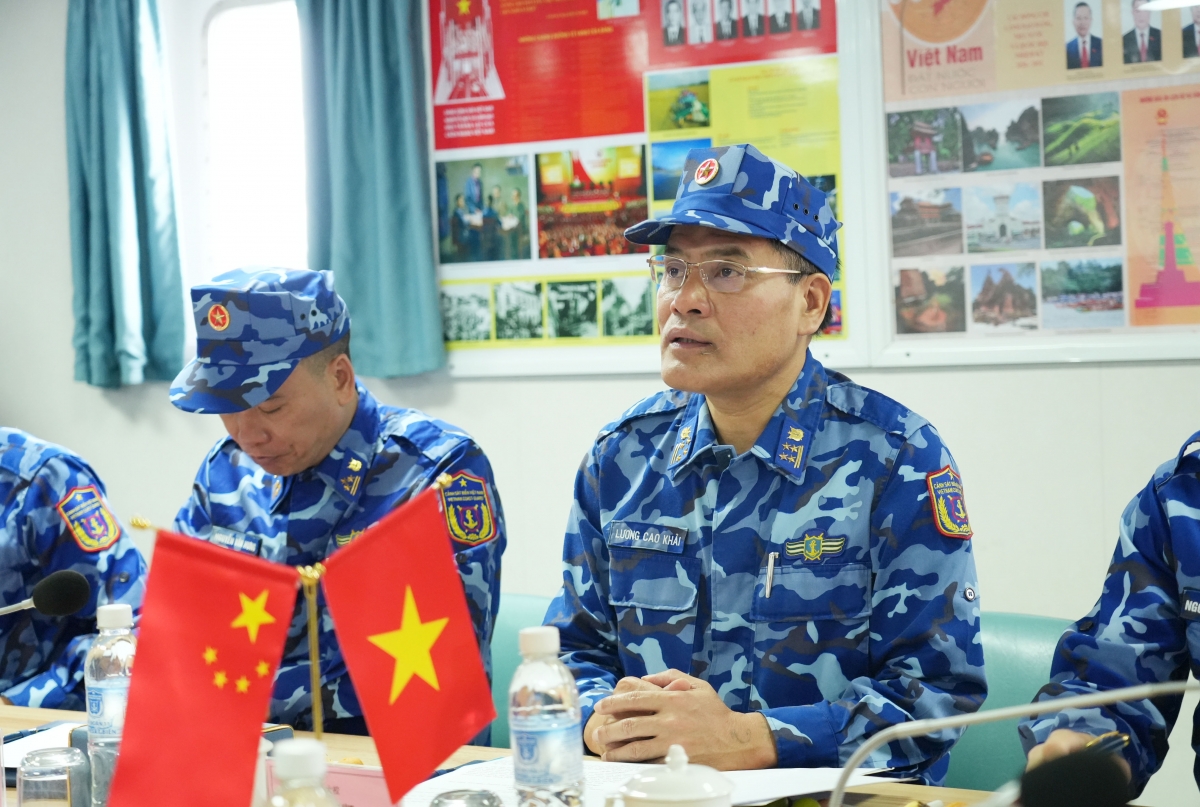 Đại tá Lương Cao Khải - Phó Tư lệnh, Tham mưu trưởng Vùng Cảnh sát biển 1 phát biểu tại hội đàm trên tàu CSB 8004