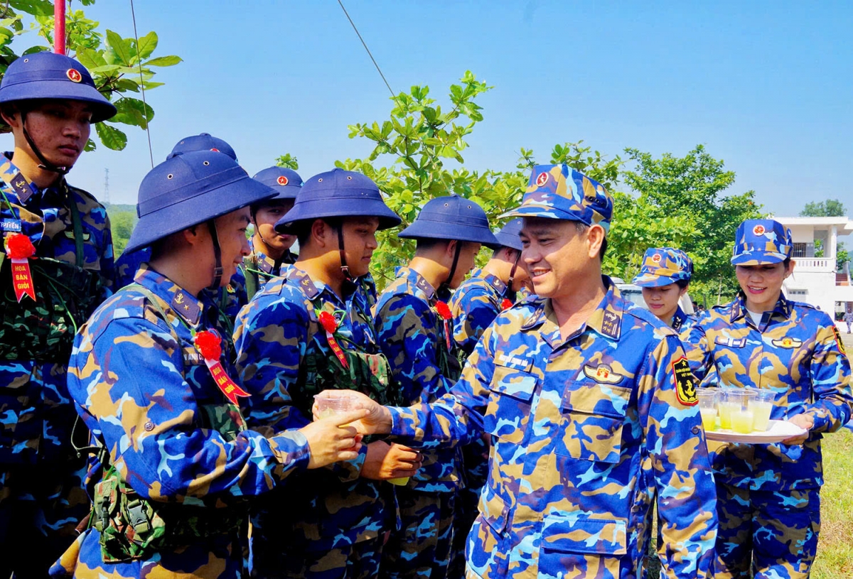 Đại tá Nguyễn Trọng Hòa động viên các CSM