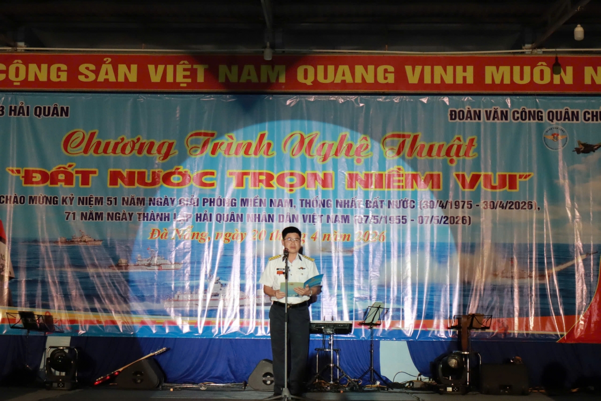 Đại tá Phạm Tiến Chinh, Chủ nhiệm Chính trị Vùng 3 Hải quân phát biểu tại chương trình