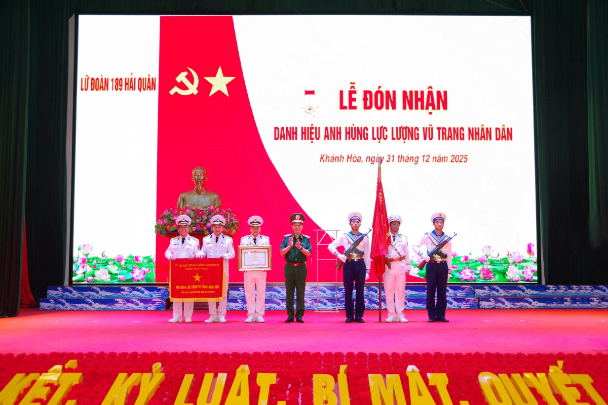 Đại tướng Phan Văn Giang, UVBCT, Phó Bí thư QUTW, Bộ trưởng BQP trao danh hiệu Anh hùng LLVTND cho Lữ đoàn 189