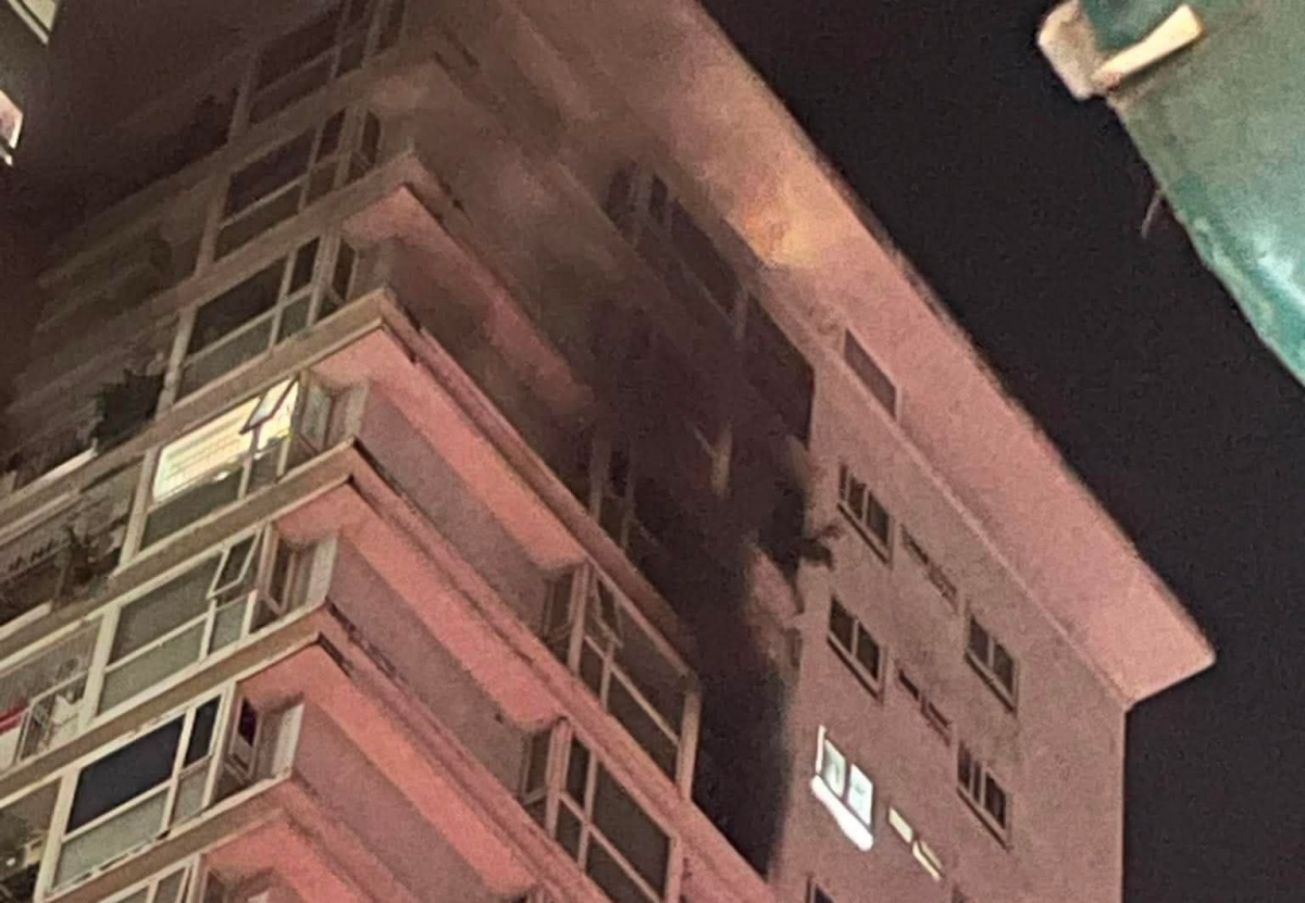 Đám cháy phát ra từ một căn hộ thuộc tầng 16 của tòa nhà.