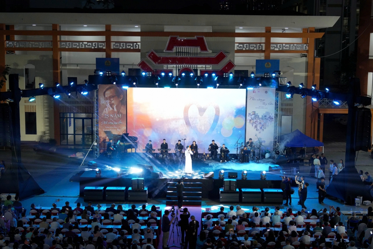 Đêm nhạc "Nối vòng tay lớn" được dàn dựng công phu với cấu trúc 3 chương