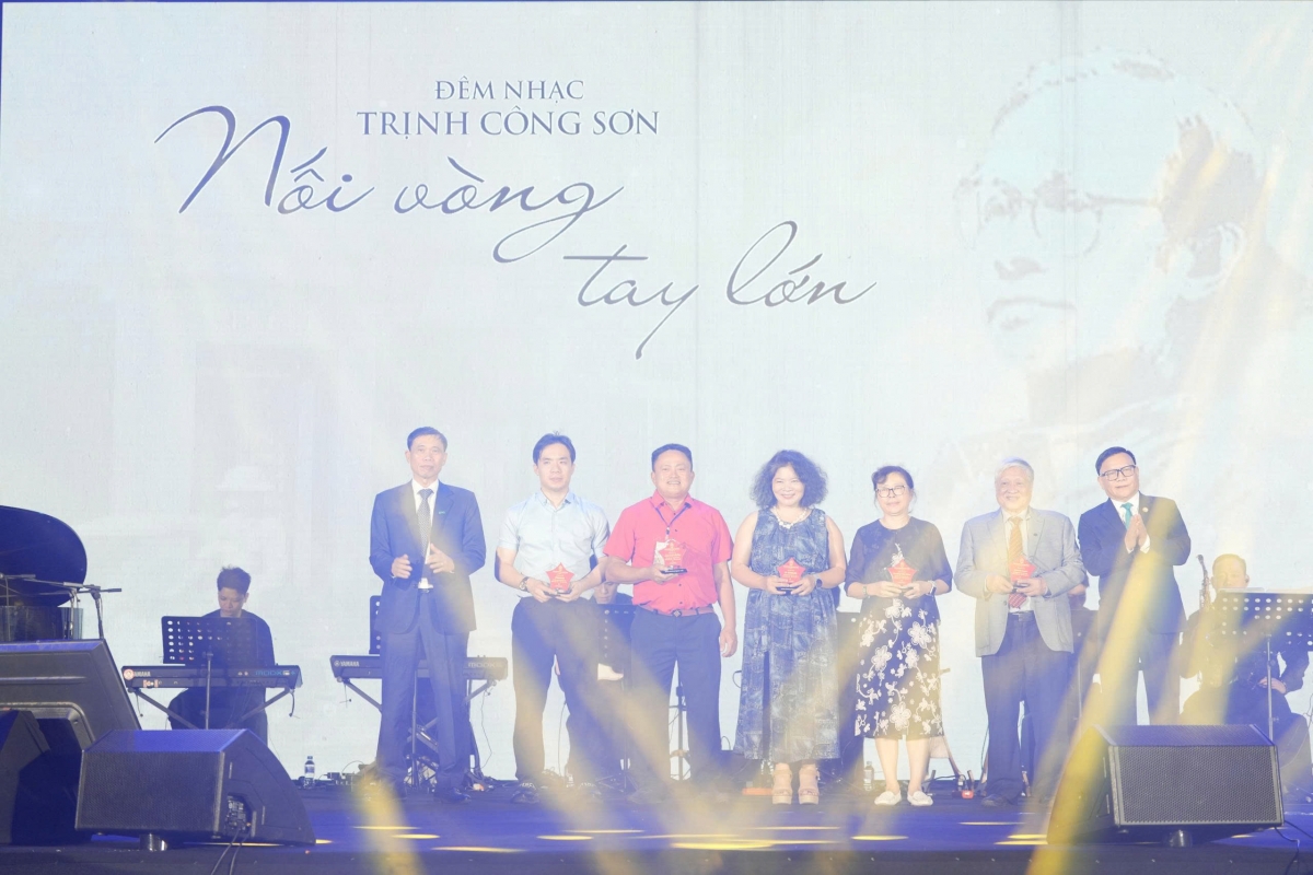 Đêm nhạc Trịnh Công Sơn "Nối vòng tay lớn" tối 1-4 tại Trường Cao đẳng Thương mại và Du lịch Hà Nội