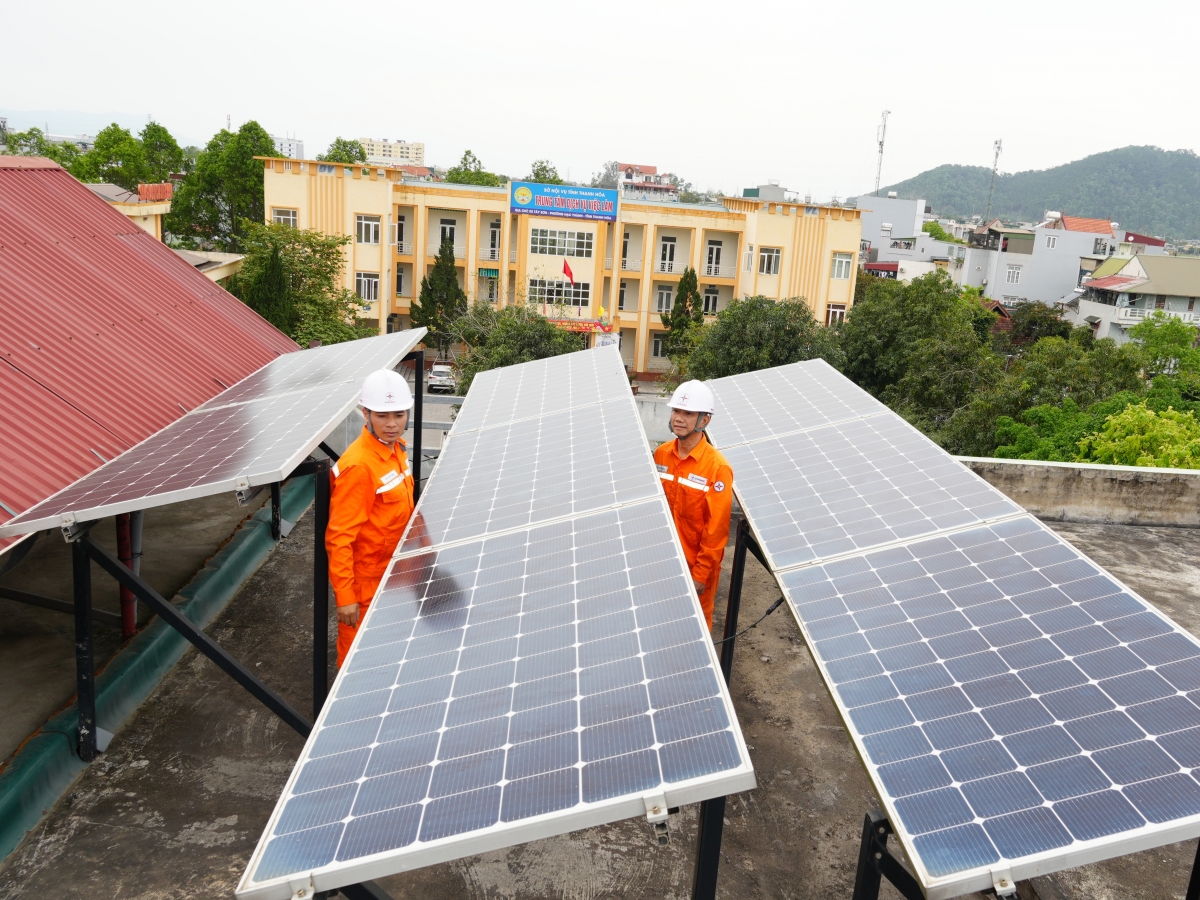 EVNNPC khuyến khích phát triển nguồn điện mặt trời mái nhà tự sản xuất, tự tiêu thụ