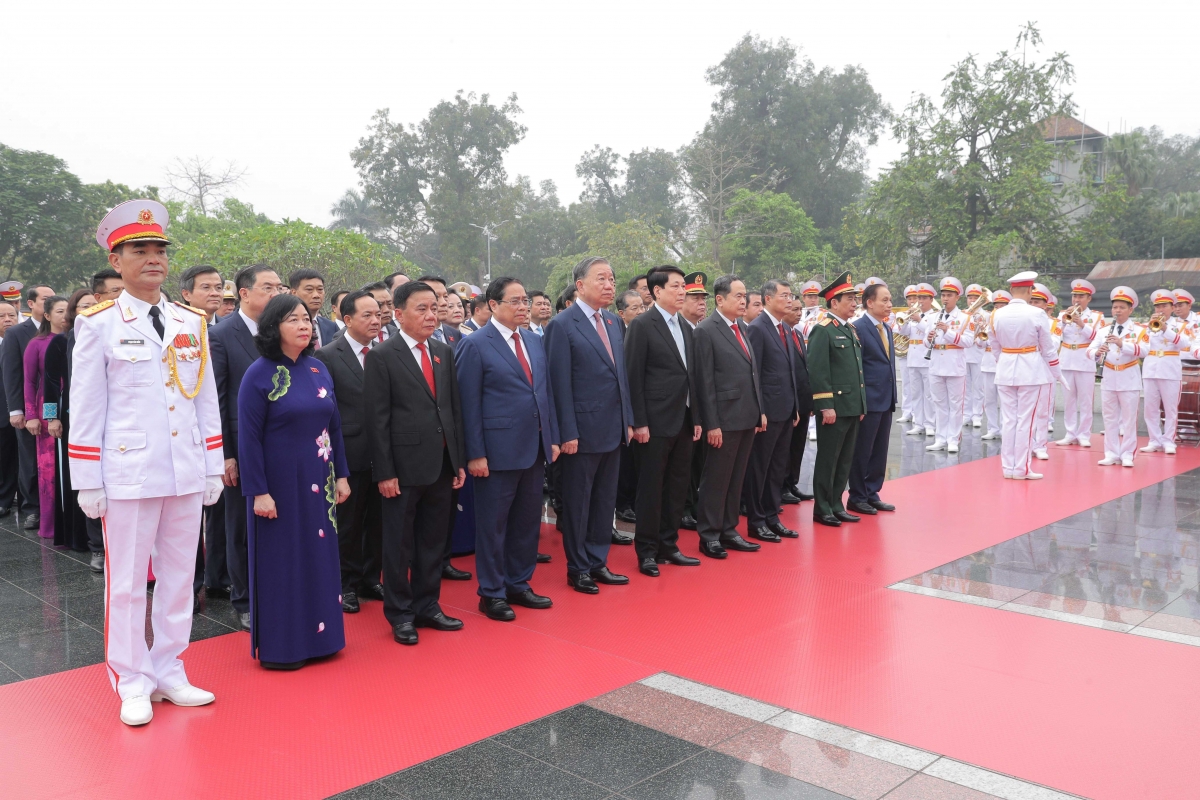 Tổng Bí thư Tô Lâm, Chủ tịch nước Lương Cường, Thủ tướng Chính phủ Phạm Minh Chính, Chủ tịch Quốc hội Trần Thanh Mẫn và các đại biểu Quốc hội đặt vòng hoa, dâng hương tưởng niệm các Anh hùng liệt sỹ tại Đài tưởng niệm các Anh hùng liệt sỹ trên đường Bắc Sơn.