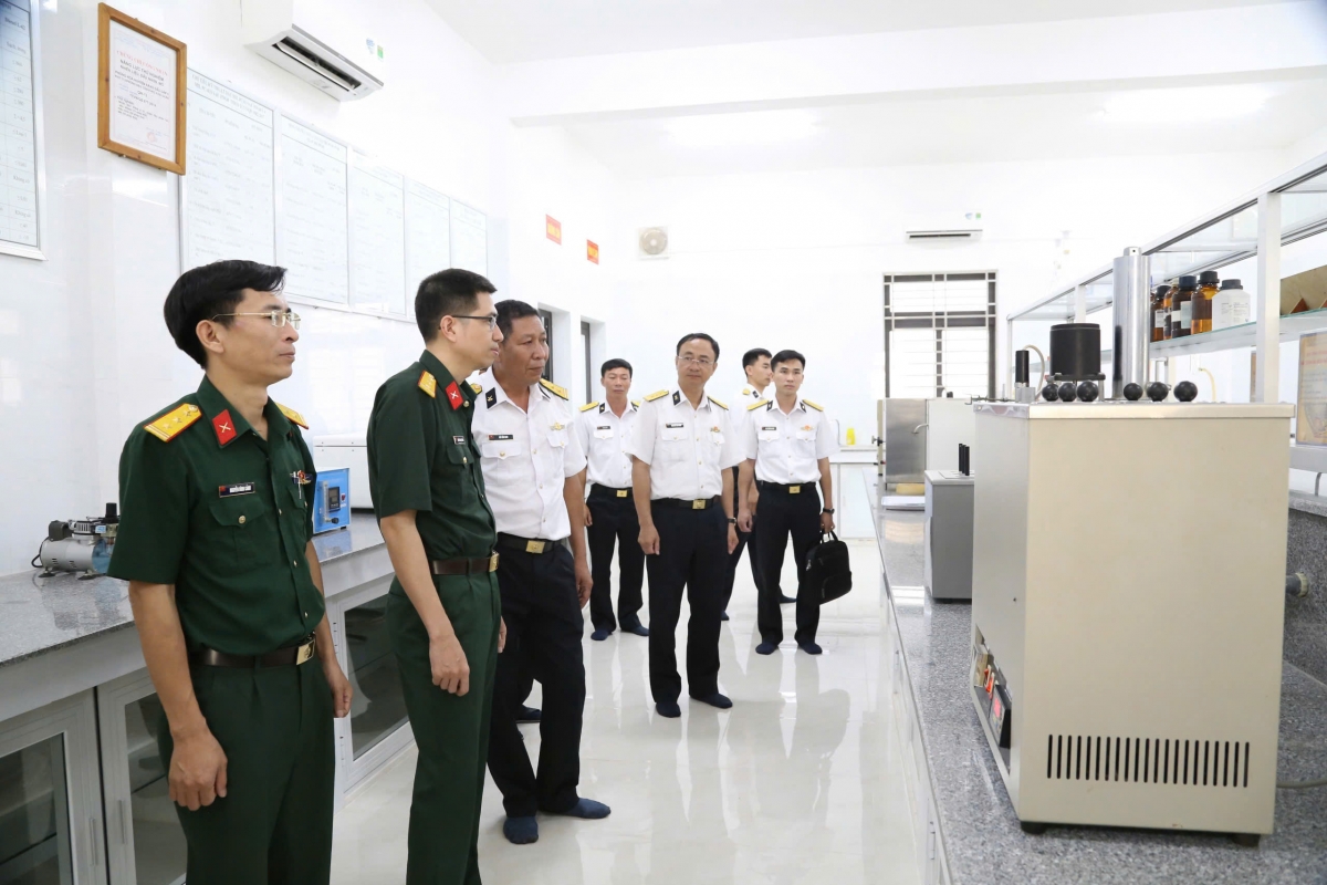 Đoàn công tác Kiểm tra việc sắp đặt trang thiết bị, máy móc hóa nghiệm