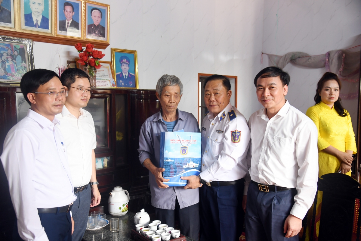 Đoàn công tác thăm, tặng quà gia đình thương binh Lại Văn Việt tại thôn Giáp Nhất Nam, xã Quỹ Nhất