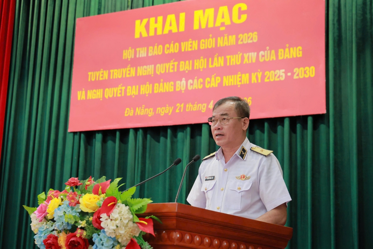 Đồng chí Chuẩn Đô đốc Nguyễn Đăng Tiến, Chính ủy Vùng 3 Hải quân phát biểu khai mạc hội thi