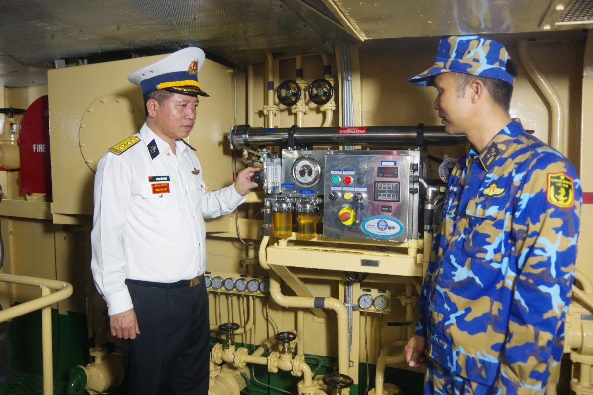 Đồng chí Đại tá Phan Văn Cảnh, Lữ đoàn trưởng kiểm tra kỹ thuật trước khi tàu đi thực hiện nhiệm vụ