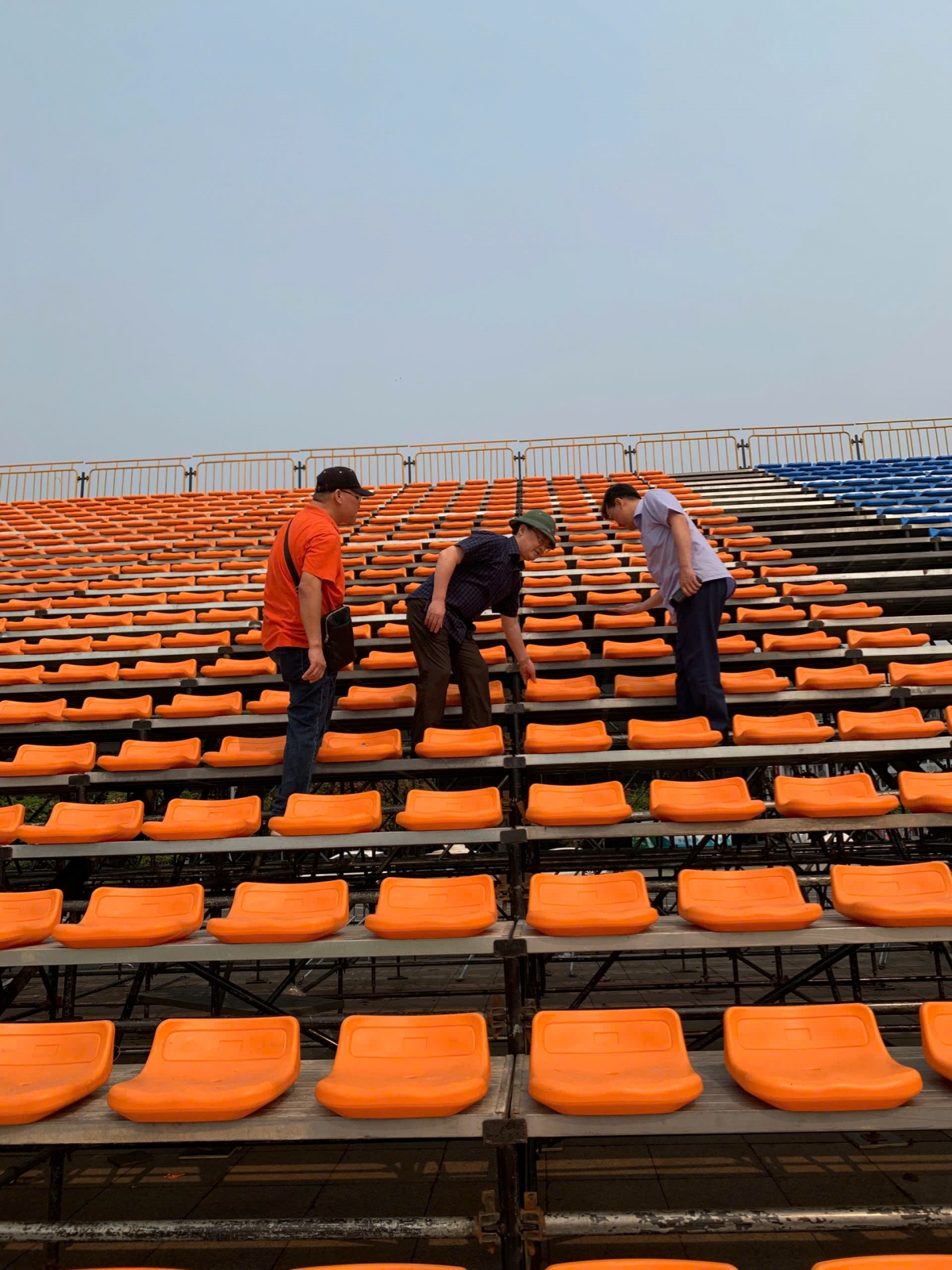 Đồng chí Đỗ Tiến Sỹ kiểm tra các vị trí ngồi được bố trí cho khán giả tại Đêm khai mạc Liên hoan Phát thanh toàn quốc lần thứ XVII-Quảng Ninh 2026.