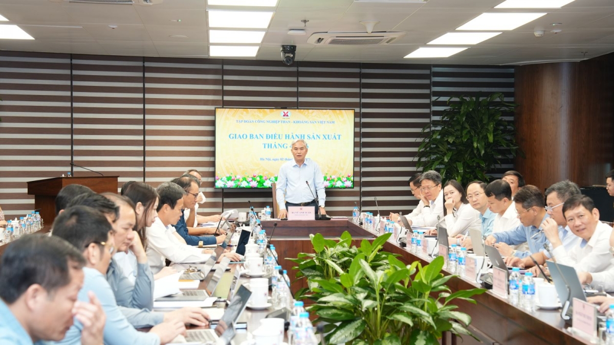 Sáng 02/4, Tổng Giám đốc Tập đoàn TKV Vũ Anh Tuấn chủ trì Hội nghị giao ban trực tuyến điều hành sản xuất tháng 4/2026 tại hai điểm cầu: Trụ sở Tập đoàn tại Hà Nội và Trung tâm Điều hành sản xuất tại Quảng Ninh.