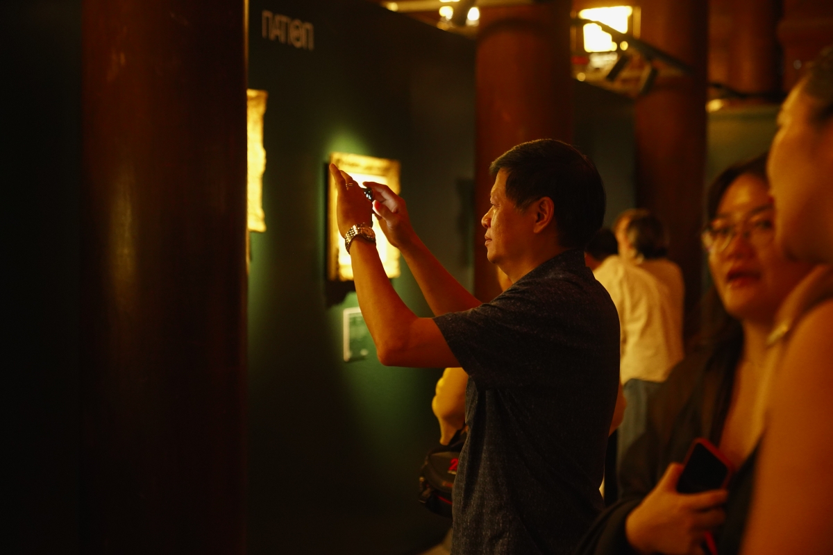 Các đại biểu, khách mời, du khách tham quan triển lãm, bị thu hút bởi các tác phẩm mang màu hoài niệm của vua Hàm Nghi