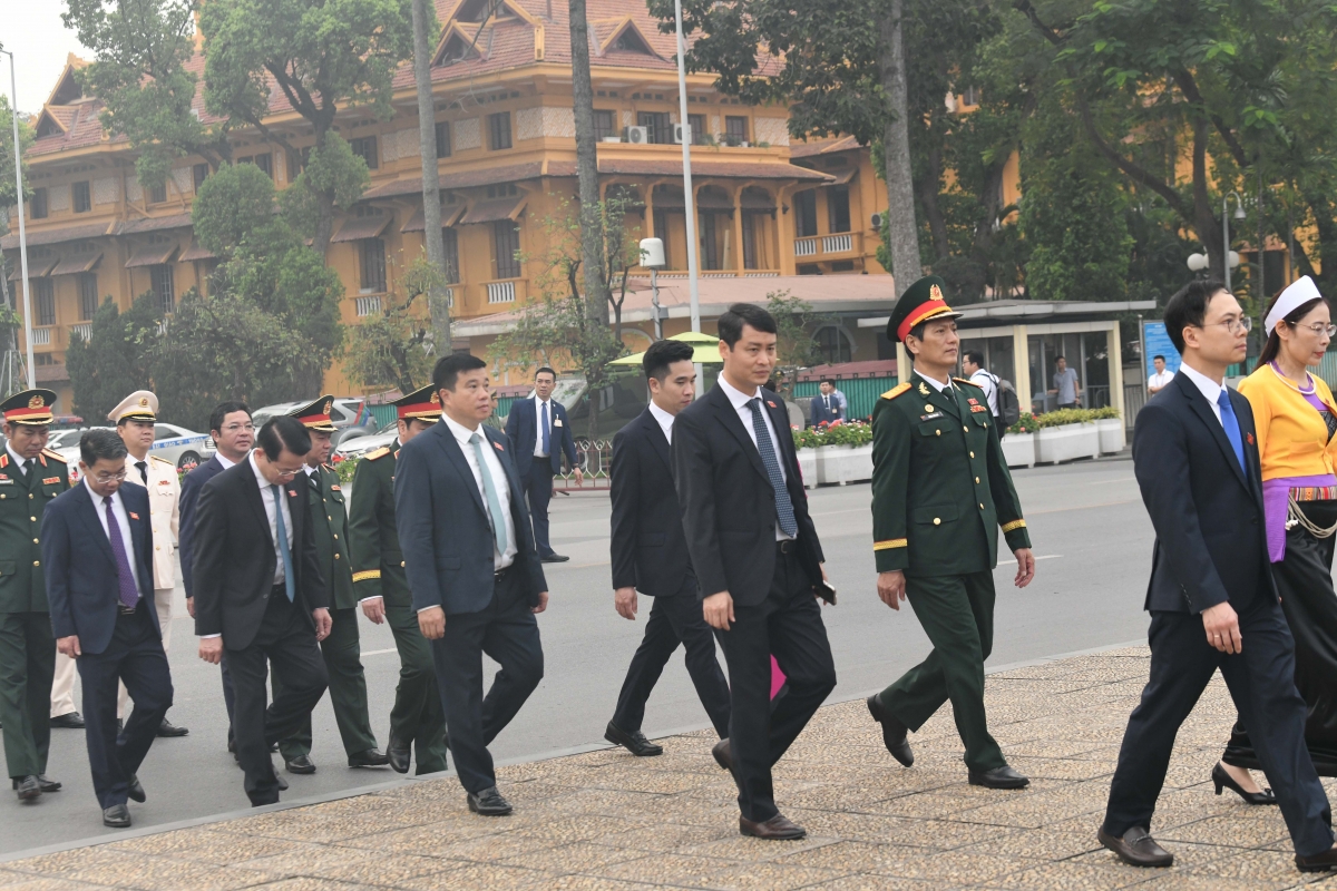 Các đại biểu Quốc hội vào Lăng viếng Chủ tịch Hồ Chí Minh.