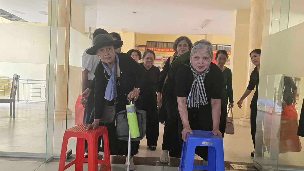 Dù đi lại khó khăn, các cô vẫn đến với buổi họp mặt ý nghĩa nhân kỷ niệm 51 năm ngày Giải phóng miền Nam, thống nhất đất nước