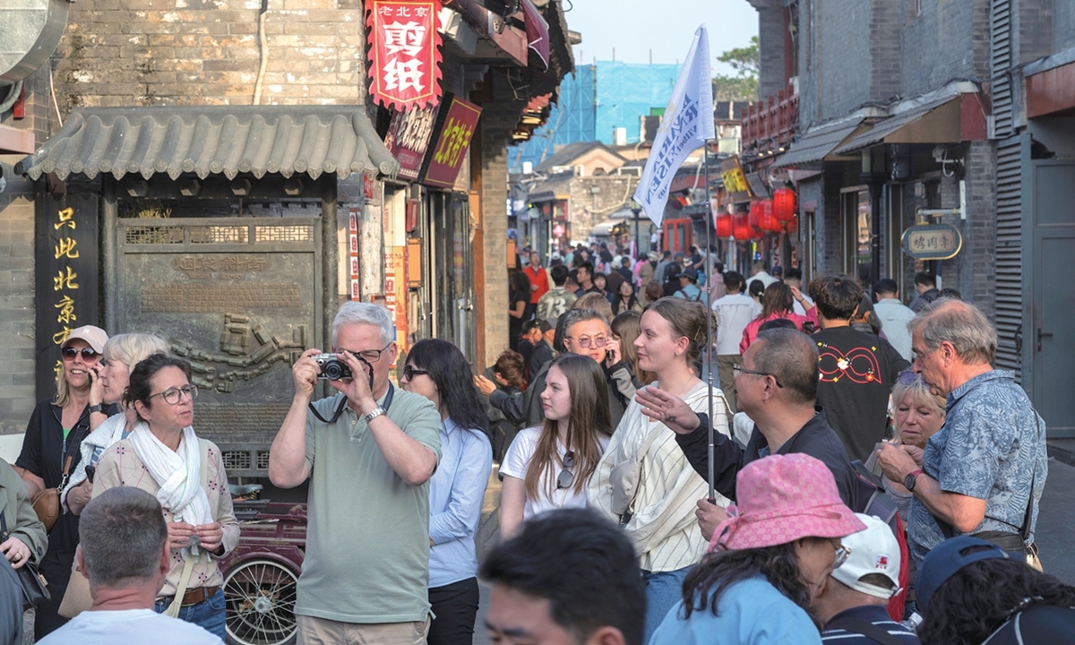 Du khách quốc tế tham quan ở Bắc Kinh ngày 22/4/2026. Ảnh: VCG