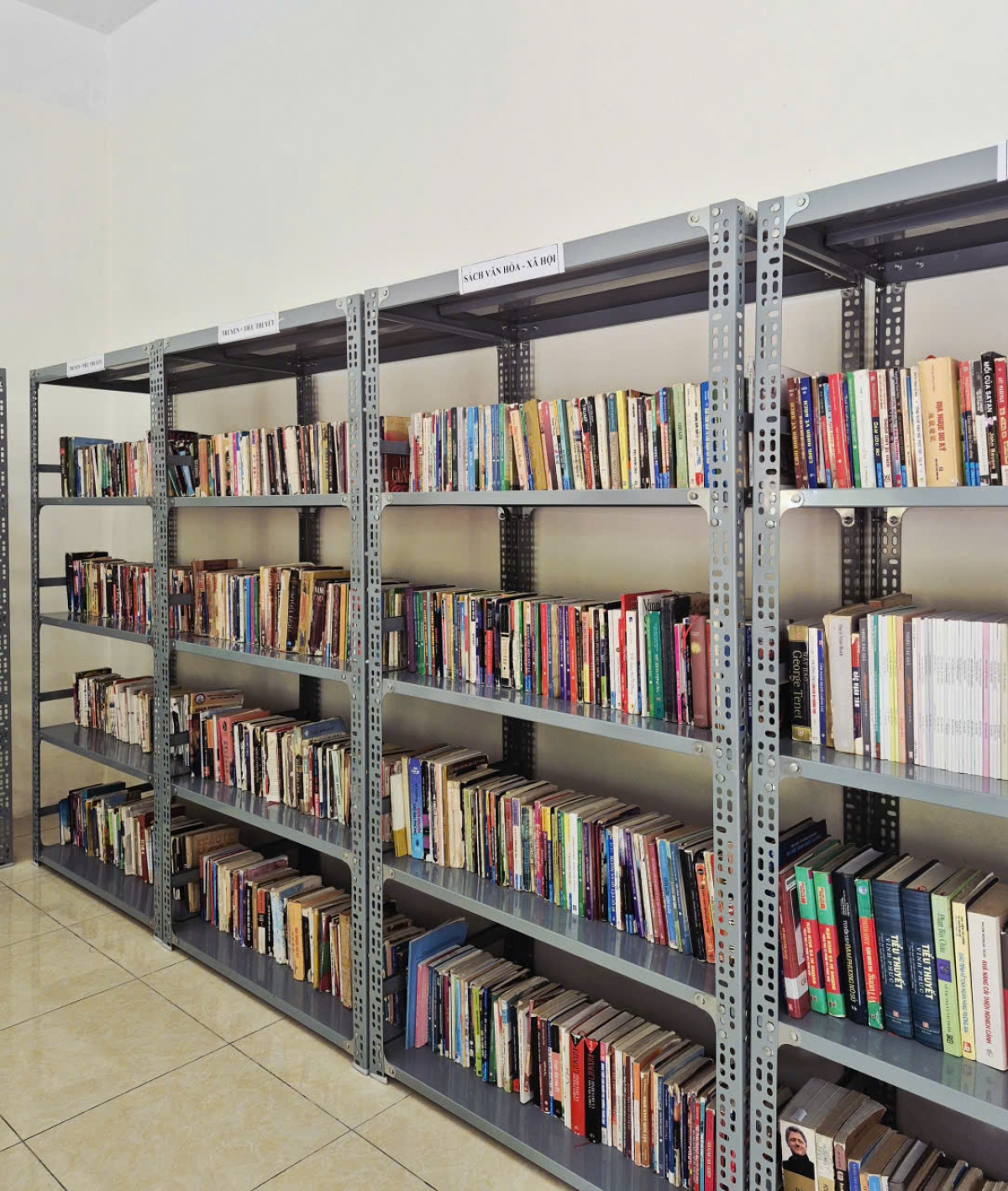 Một giá sách với nhiều đầu sách khác nhau tại trại giam Vĩnh Quang