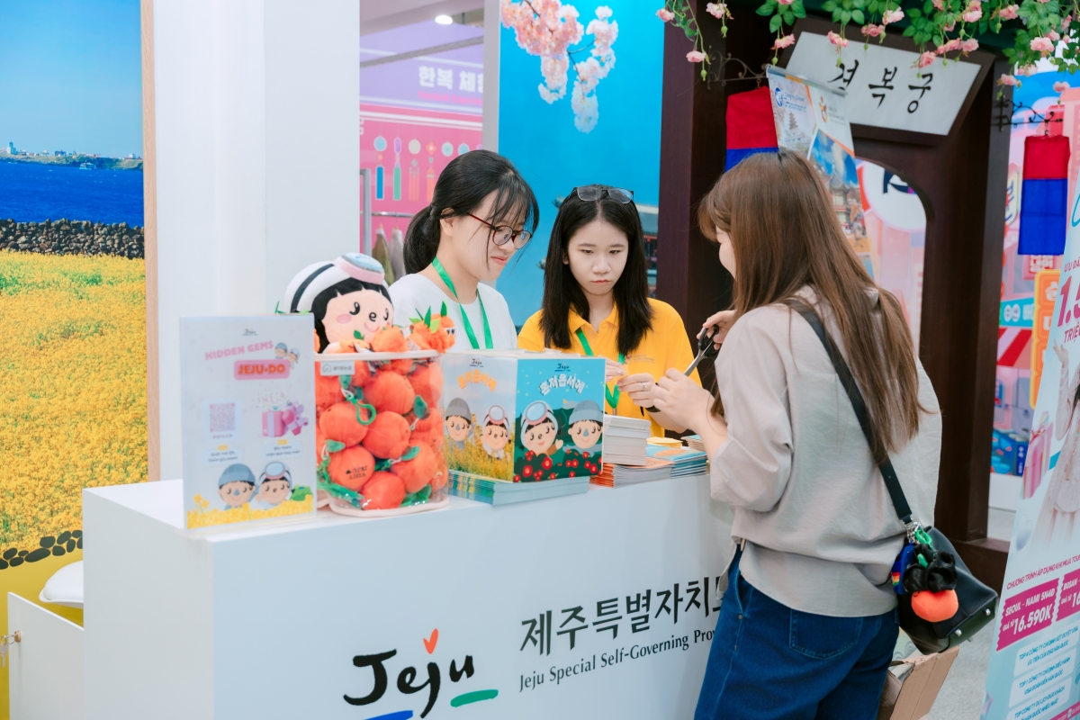 Gian hàng của KTO Việt Nam thu hút đông đảo khách tham quan, trải nghiệm