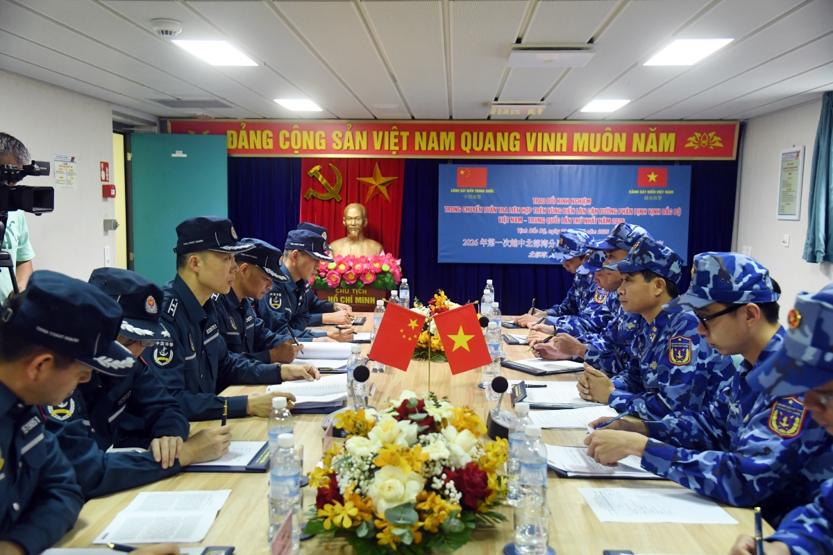 Giao lưu nghiệp vụ pháp luật giữa hai lực lượng trên tàu CSB 8004