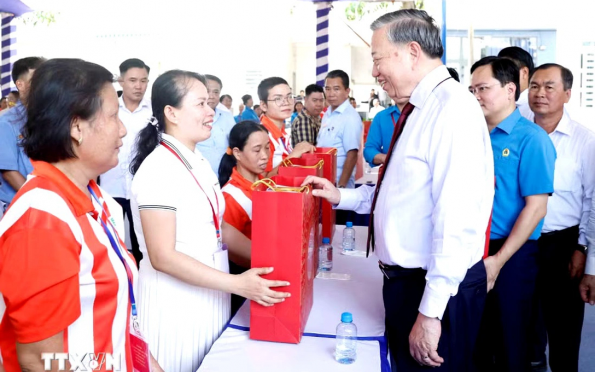 Tổng Bí thư, Chủ tịch nước Tô Lâm tặng quà cho công nhân. (Ảnh: Thống Nhất/TTXVN)