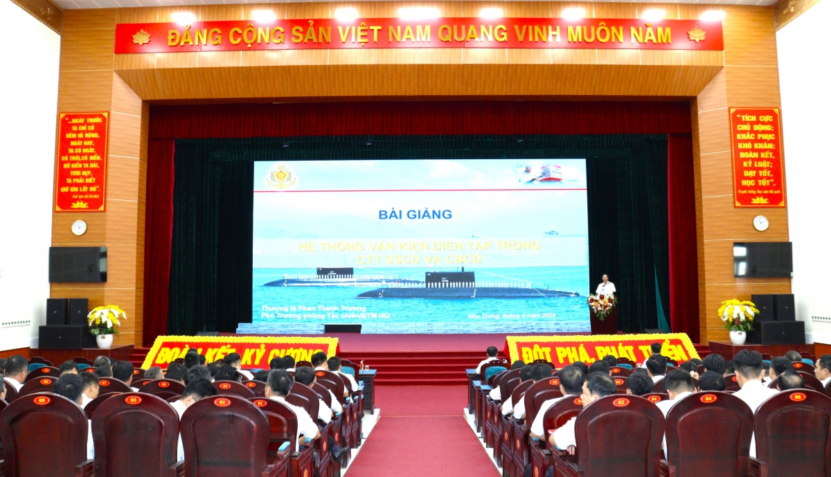 Thượng tá Phan Thanh Trường, Phó Trưởng phòng Tác chiến, Bộ Tham mưu Hải quân truyền đạt nội dung