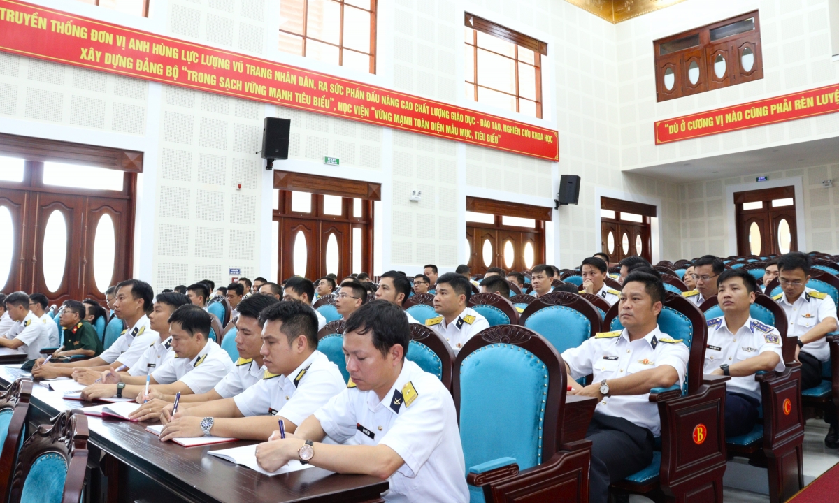 Cán bộ, học viên theo dõi, ghi chép nội dung thống nhất về văn kiện trong sẵn sàng chiến đấu