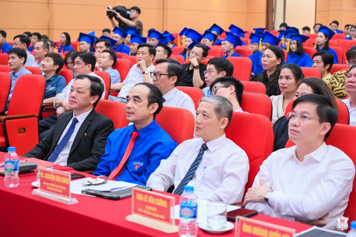 Lãnh đạo Bộ Y tế, trường Đại học Y Hà Nội, Dự án 585 và lãnh đạo Sở Y tế địa phương tham dự buổi lễ