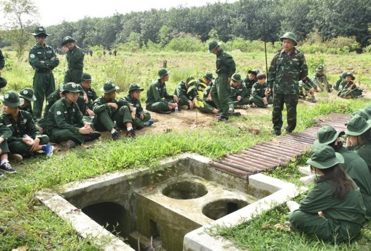 Học sinh tham gia học kỳ quân đội tham quan bếp Hoàng Cầm