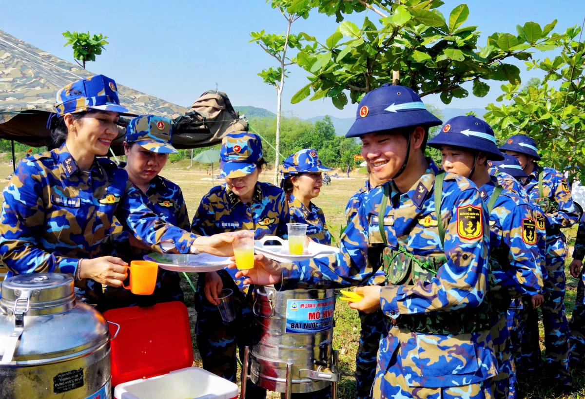 Hội Phụ nữ Lữ đoàn 161 và Trung tâm Huấn luyện Chuyên môn kỹ thuật-Nghiệp vụ tổ chức hoạt động bát nước thao trường