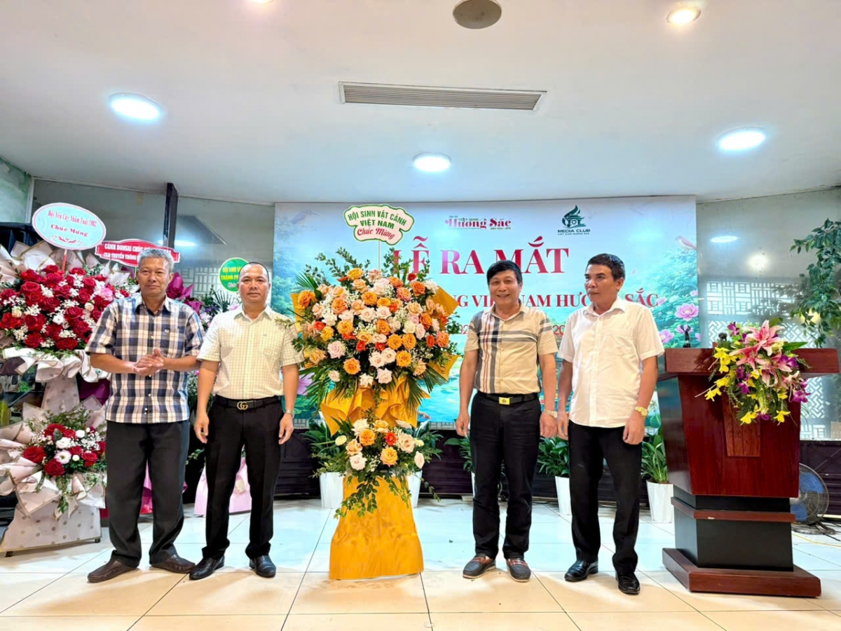 Hội sinh vật cảnh Việt Nam tặng lẵng hoa chúc mừng CLB Truyền thông Việt Nam hương sắc tại buổi lễ