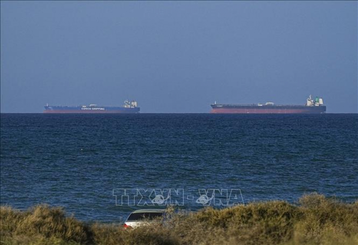 Tàu hàng chờ ở ngoài khơi Oman để di chuyển qua eo biển Hormuz, sau khi Mỹ - Iran đạt thỏa thuận ngừng bắn 2 tuần, ngày 8/4/2026. Ảnh: Anadolu Agency/TTXVN