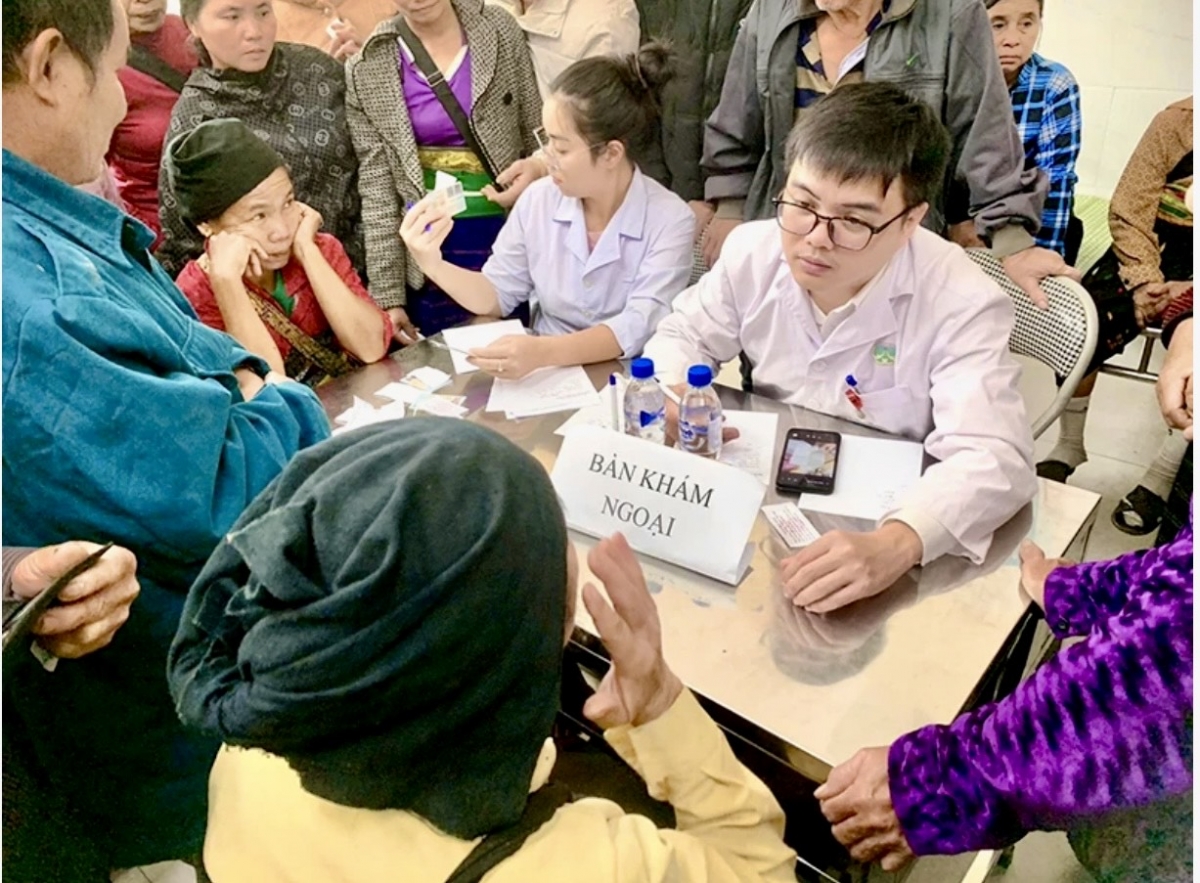 Bác sỹ trẻ tình nguyện tham gia khám chữa bệnh cho đồng bào các dân tộc tại địa bàn vùng sâu, vùng xa tỉnh Thanh Hóa