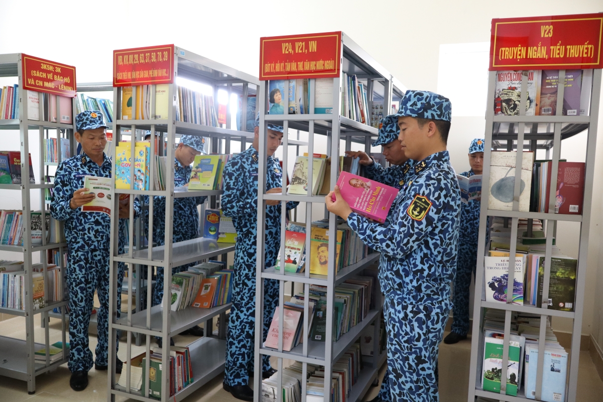 Thủy thủ tàu ngầm tìm đọc sách phục vụ công việc