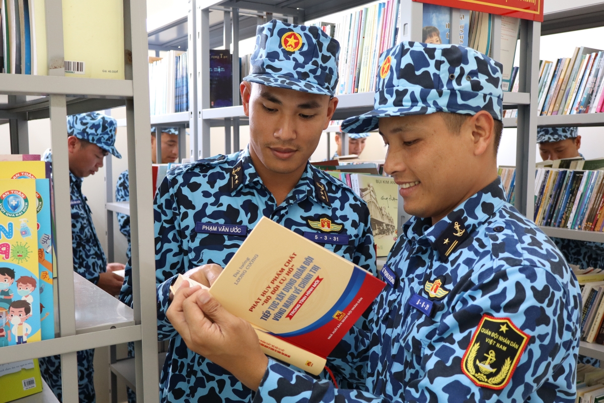 Thủy thủ tàu ngầm trao đổi về cuốn sách hay