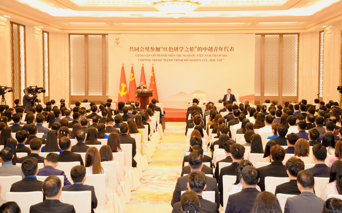 Tổng Bí thư, Chủ tịch nước Tô Lâm và Tổng Bí thư, Chủ tịch nước Trung Quốc Tập Cận Bình gặp gỡ thanh niên Việt Nam - Trung Quốc tham gia chương trình "Hành trình Đỏ nghiên cứu, học tập".