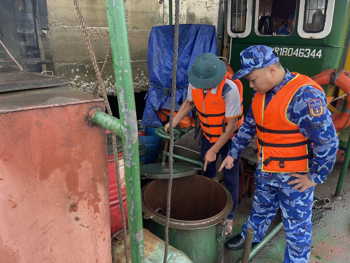 Tổ công tác kiểm tra xác minh hàng hóa trên tàu vi phạm